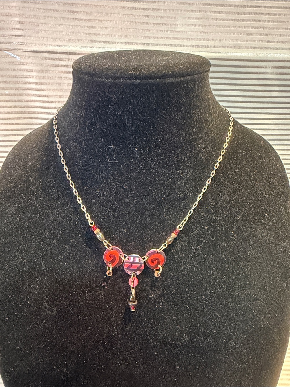 Source Unknown Red and Gold Decorative Glass Necklace